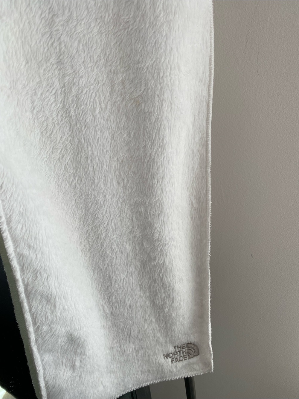The North Face women’s White Osito Scarf